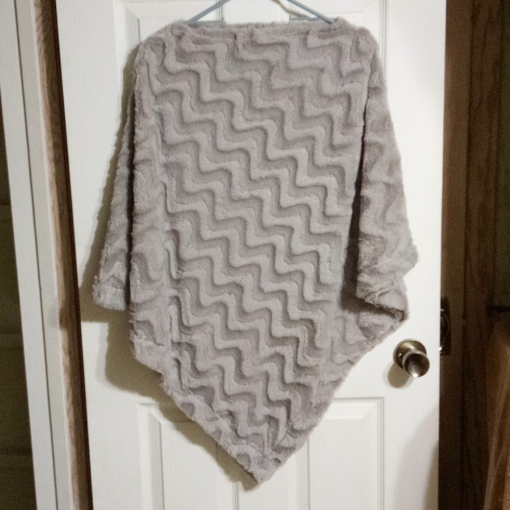 HOT Unique 👀 faux fur poncho/shawl 😍